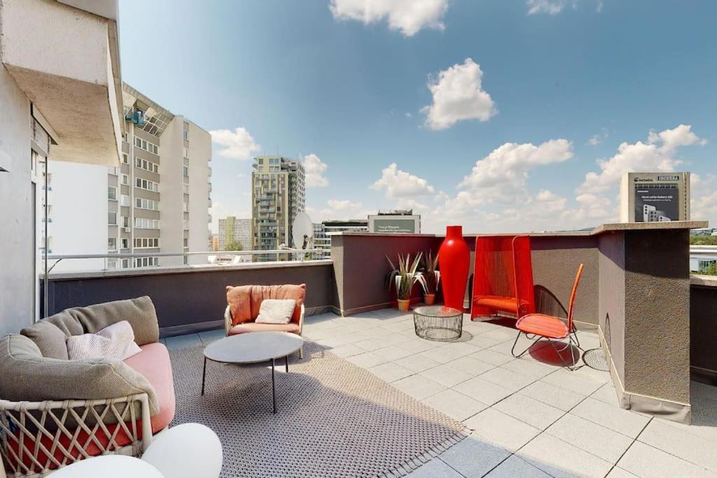 Stylovy Loft S Ohromnou Terasou Apartment Bratislava Luaran gambar