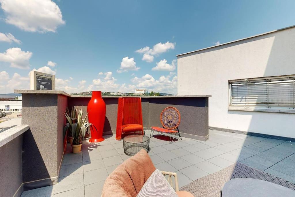 Stylovy Loft S Ohromnou Terasou Apartment Bratislava Luaran gambar